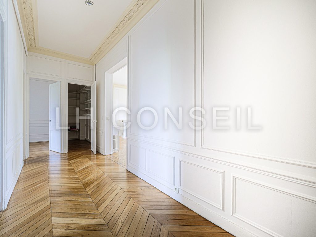 P1588570LH