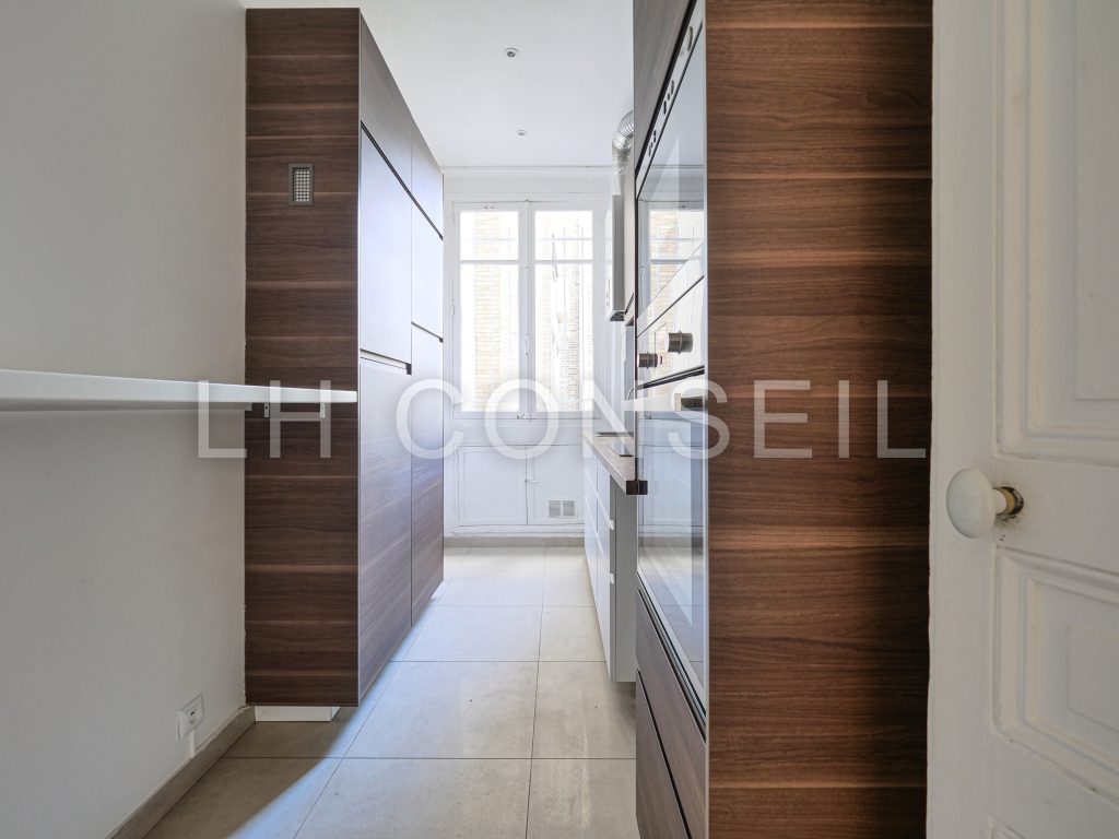 P1588572LH