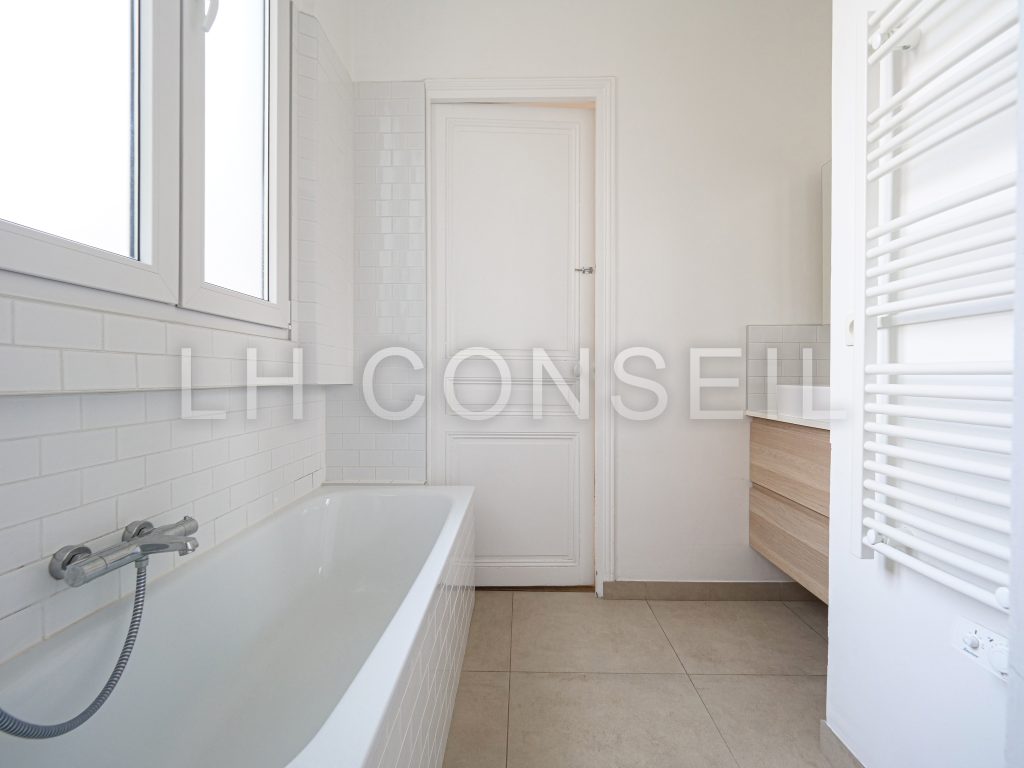 P1588590LH